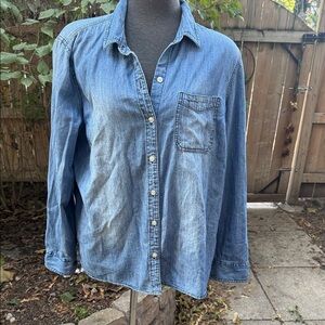 Women’s Old Navy Light weight Denim Button-Up Shirt. Cotton. XL
